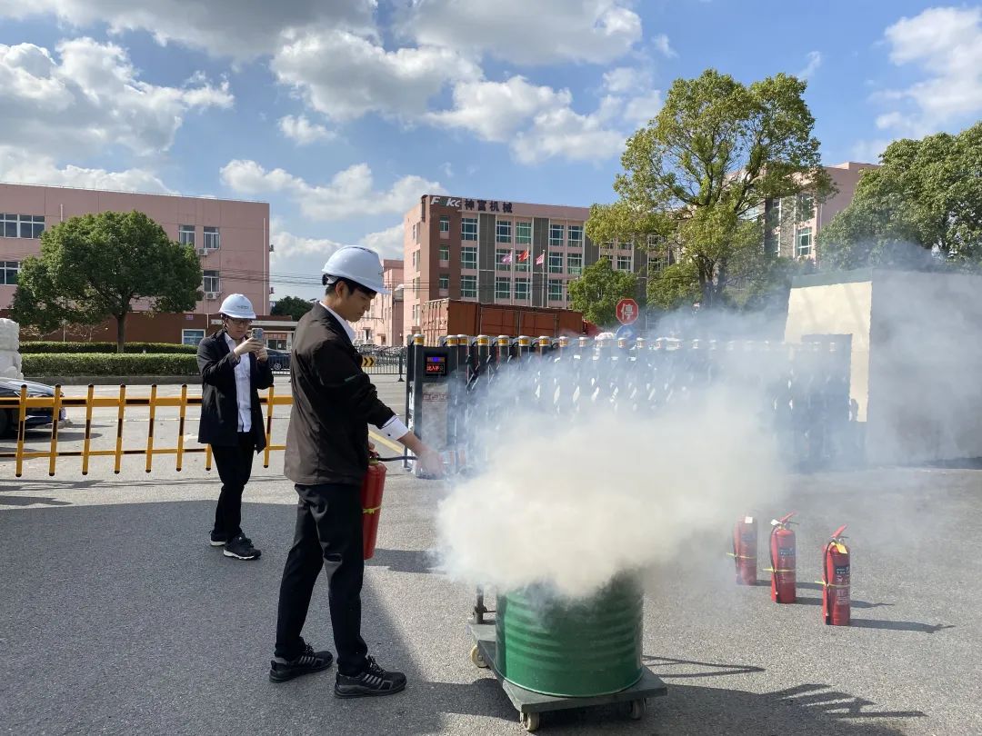 薩震節能空壓機開展消防演練,防患于未然!.jpg 薩震節能空壓機開展消防演練,防患于未然!.jpg